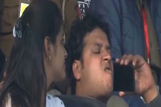 भारत न्यूजीलैंड टेस्ट मैच के दौरान गुटखा खाते दिख रहे शख्स ने कहा कि वह अपनी बहन के पर्स से सुपाड़ी निकालकर खा रहा था.