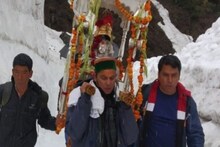 Kedarnath : आज ऊखीमठ पहुंचेगी बाबा केदार की डोली, गुप्तकाशी में उमा भारती ने किए दर्शन
