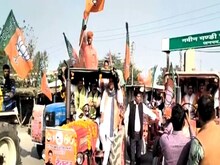 UP News: किसानों को सरकार की योजनाएं बताने ट्रैक्टर लेकर पहुंचे BJP नेता