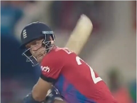 ENG vs SA T20 World Cup: इंग्लैंड के बल्लेबाज लियाम लिविंगस्टोन ने दक्षिण अफ्रीका के खिलाफ मुकाबले में 112 मीटर लंबा सिक्स मारा. (PC-VIDEO GRAB)