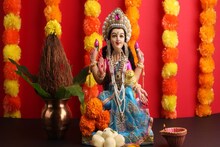 Kartik Purnima 2021: कार्तिक पूर्णिमा के दिन करें महालक्ष्मी स्तुति का पाठ, चमकेगी किस्मत