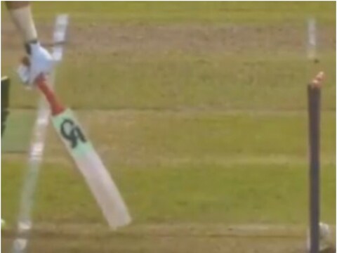 PAK vs BAN:  शोएब मलिक बांग्लादेश के खिलाफ पहले टी20 में गली क्रिकेट की तरह रन आउट हुए. इसका एक वीडियो सामने आया है. (PC-SIR CHAHAL TWITTER)