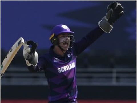 NZ vs SCO, T20 World Cup 2021: मैथ्यू क्रॉस का मजेदार कमेंट स्टंप माइक में हुआ कैद (PIC: AFP)