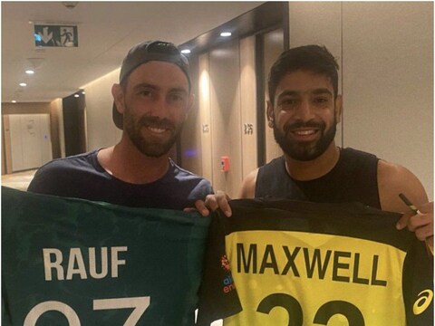 AUS vs PAK, T20 World Cup : ग्लेन मैक्सवेल ने सेमीफाइनल मैच में जीत दर्ज करने के बाद पाकिस्तान के तेज गेंदबाज हैरिस रऊफ से जर्सी बदली. (Melbourne Stars Twitter)