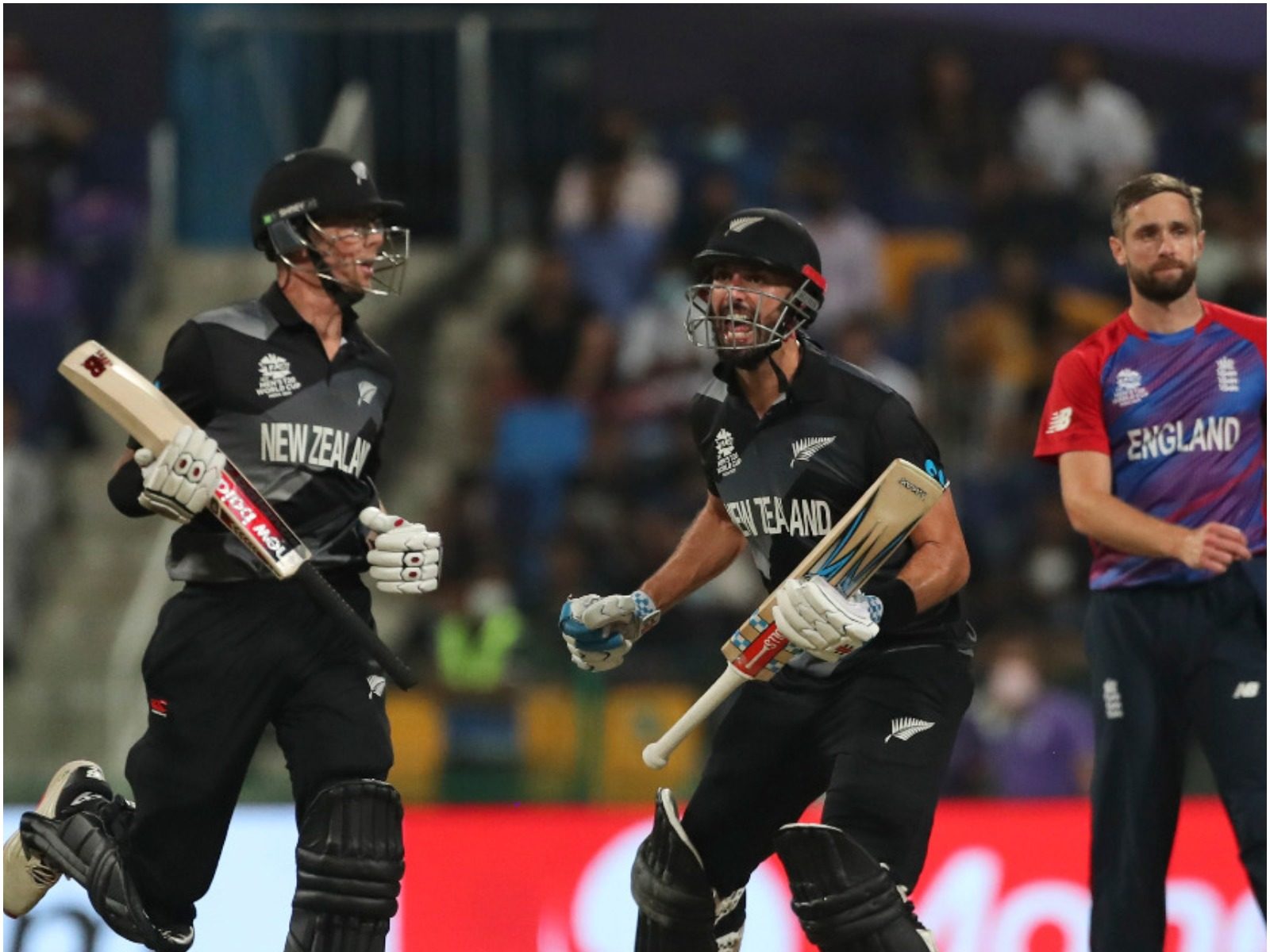 NZ vs ENG T20 World Cup: न्यूजीलैंड ने इंग्लैंड को 5 विकेट से हराकर टी20 विश्व के फाइनल में प्रवेश कर लिया. न्यूजीलैंड की जीत के हीरो डेरिल मिचेल रहे. मिचेल के पिता रग्बी खिलाड़ी रहे हैं. वे खुद मिचेल की इस ऐतिहासिक पारी के गवाह बने. (AP)