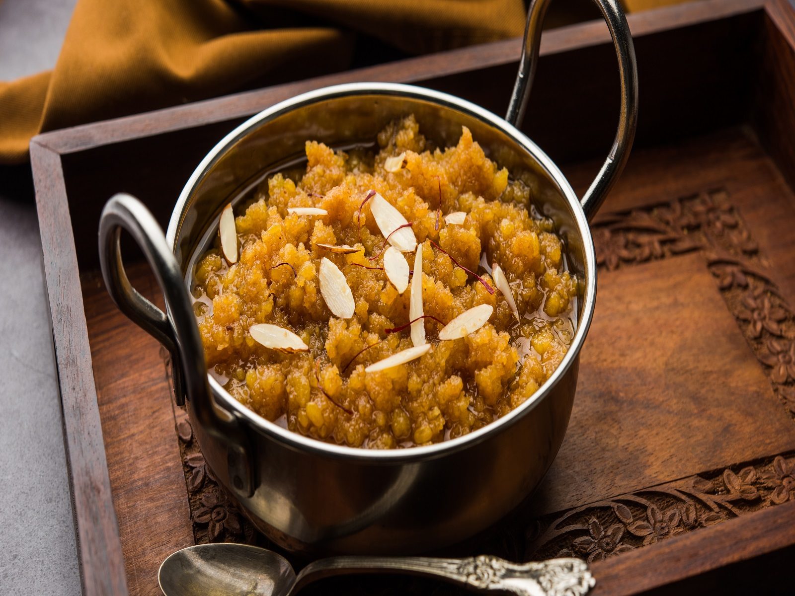 Moong Dal Halwa Recipe: दिवाली पर मूंग की दाल के हलवे से करवाएं मेहमानों का मुंह मीठा, गजब का होता है स्वाद - moong dal halwa recipe made with moong daal desi