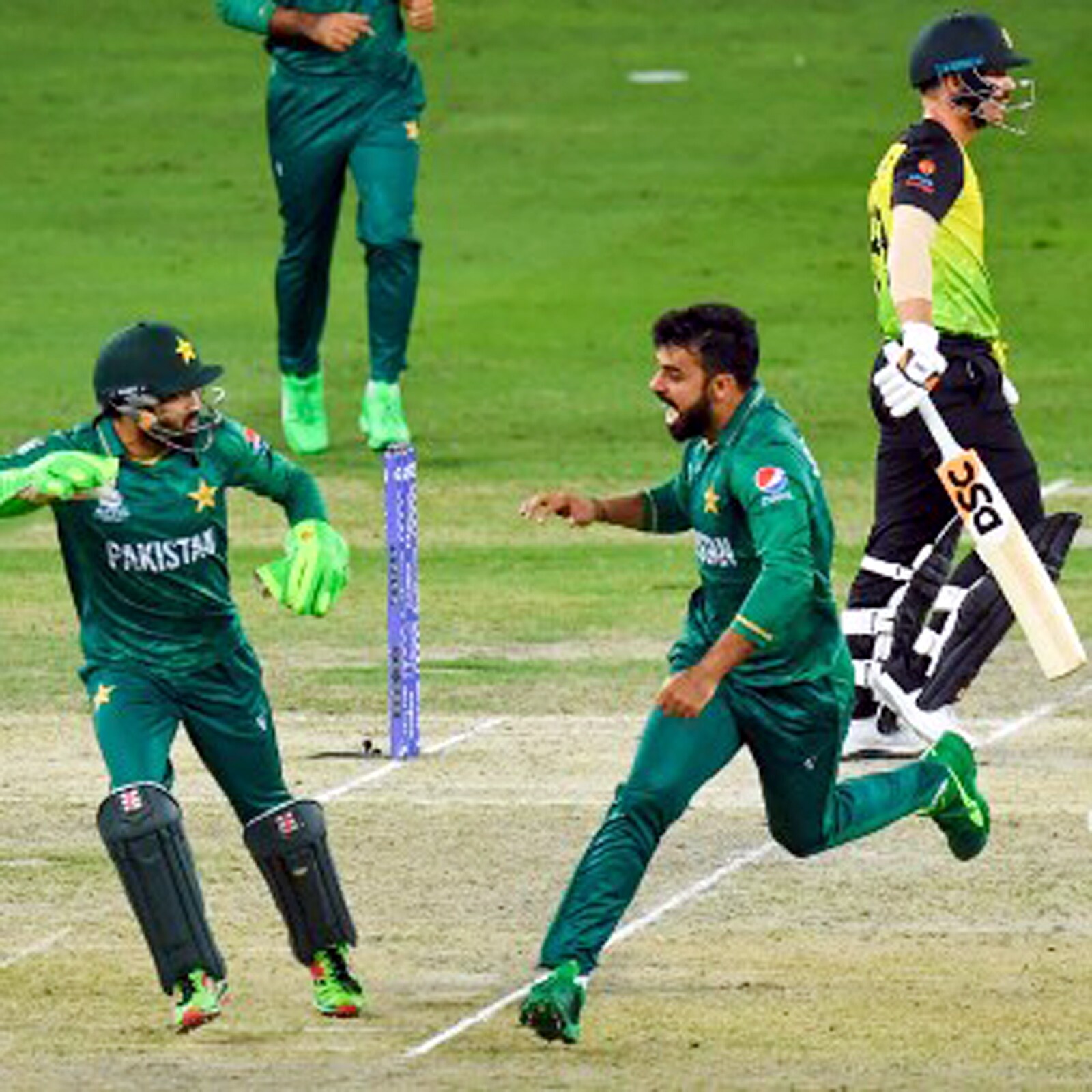  पाकिस्तान के लेग स्पिनर शादाब (Shadab Khan) ने सेमीफाइनल में ऑस्ट्रेलिया के खिलाफ 4 विकेट लिए. वे टी20 वर्ल्ड कप के सेमीफाइनल में 4 विकेट लेने वाले पहले गेंदबाज भी बने. 23 साल के इस गेंदबाज ने 15 की औसत से 9 विकेट लिए. इस दौरान उनकी इकोनॉमी सिर्फ 6 की रही.(AFP)
