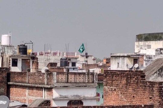 Gorakhpur: कथित पाकिस्तानी झंडे की फोटो तेजी से वायरल हो रही है. 