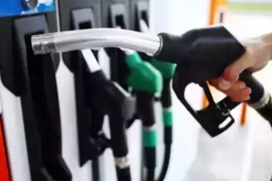 दिल्ली में पेट्रोल का दाम (Petrol Price) 95.41 रुपये प्रति लीटर है, वहीं डीजल 86.67 रुपये प्रति लीटर 