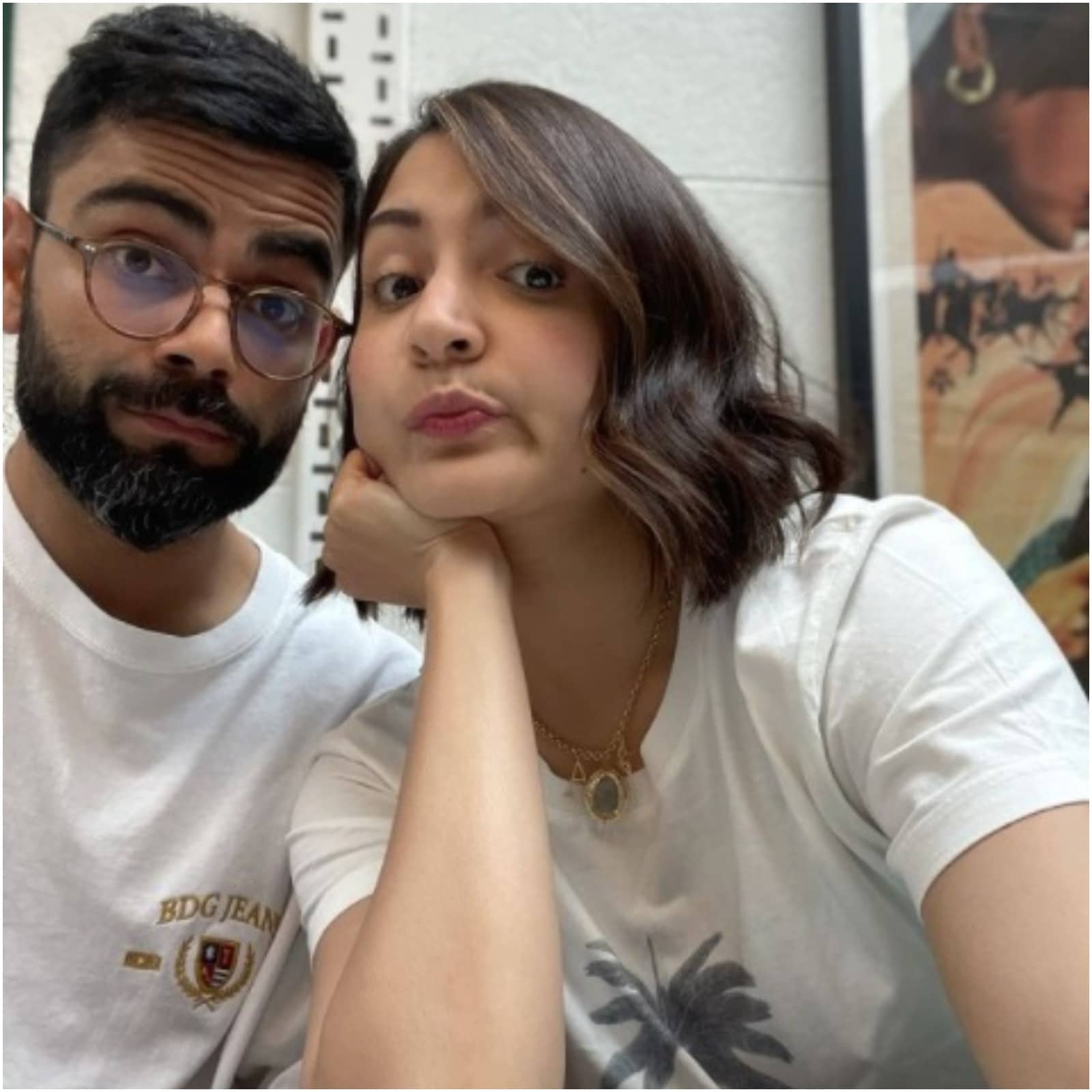  विराट कोहली अपनी पत्नी अनुष्का शर्मा को लेकर भी विवाद में पड़े. अनुष्का कई बार स्टेडियम में नजर आईं, जब विराट मैदान पर खेलते थे. हालांकि उन्हें भारत की हार को लेकर ट्रोल किया तो विराट ने भी जवाब दिया. एक बार तो अनुष्का मैच के दौरान ही पैवेलियन पहुंच गई थीं जिसे लेकर विवाद हो गया. बीसीसीआई का नियम है कि खिलाड़ी, सपोर्ट स्टाफ और मैच अधिकारियों के अलावा अन्य कोई मैच के दौरान पैवेलियन नहीं जा सकता है. ऐसे में नियम तोड़ने को लेकर विराट को भी टारगेट किया गया था. (AFP)