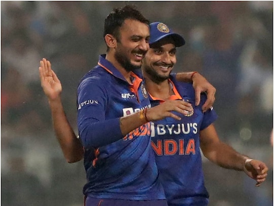 
India vs New Zealand: अक्षर पटेल और हर्षल पटेल ने टी20 सीरीज में किया कमाल. (फोटो-AP)