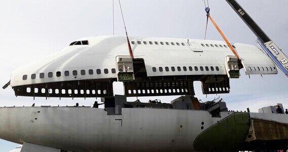 फिर क्रेन और मशीनों की मदद से इस बॉडी यानि खांचे को डिस्मेंटल करने का काम शुरू होता है. विमान की पूरी बॉडी. डैने आदि अलग अलग करके क्रश कर दिये जाते हैं और उन्हें गलाया जाता है ताकि रिसायकल करके उनका दोबारा इस्तेमाल किया जा सके. कई बार विमानों की खाली बॉडी को कुछ इच्छुक कंपनियां खरीद भी लेती हैं.