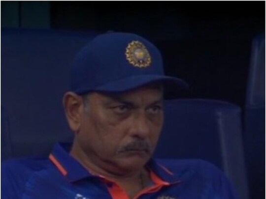 IND Vs NZ 20 World Cup: न्यूजीलैंड के खिलाफ भारतीय बल्लेबाजों के खराब प्रदर्शन पर कोच रवि शास्त्री को ट्विटर यूजर्स ने ट्रोल किया. उनकी एंग्री लुक वाली तस्वीर भी वायरल हो गई. (Twitter)