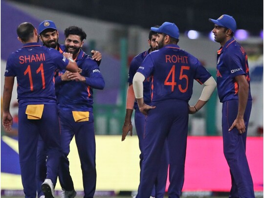 इस शानदार प्रयास के लिए स्‍टूअर्ट ब्रॉड, सैम बिलिंग्स और डेल स्‍टेन जैसे विदेशी क्रिकेटर्स ने रवींद्र जडेजा की जमकर तारीफ की है. (फोटो- AP)
