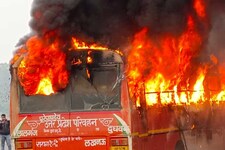 रायबरेली: ट्रक से टक्कर के बाद आग का गोला बनी रोडवेज बस, 15 यात्री घायल