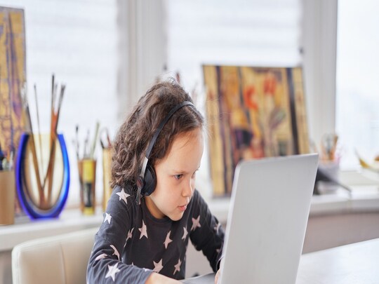 डिजिटल मल्टीटास्किंग बच्चे के लिए नुकसानदायक-Image/shutterstock