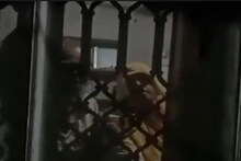 शादीशुदा प्रेमिका को लेकर भागा प्रेमी, लड़की के भाई ने युवक के माता-पिता को पुलिस के सामने पीटा