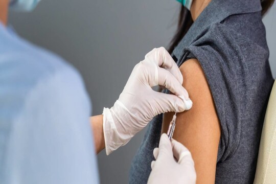 ‘ओमिक्रॉन से बचाव में वैक्सीन होगी प्रभावी, फिलहाल इसके कोई सबूत नहीं’, यूनिवर्सिटी ऑफ ऑक्सफोर्ड का दावा(सांकेतिक तस्वीर)