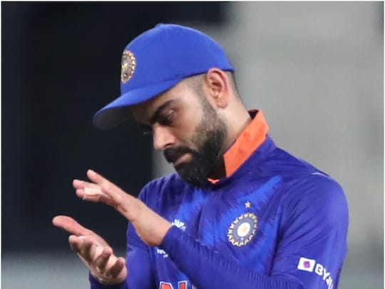 भारतीय क्रिकेट टीम के बल्लेबाज टूर्नामेंट में खास प्रदर्शन नहीं कर सके, खासतौर से बडे़ मैचों में तो ऐसे लगा जैसे कि अपने विकेट गिफ्ट में दिए. 
विराट कोहली, रोहित शर्मा, ऋषभ पंत, केएल राहुल जैसे स्टार बल्लेबाजों से सजी टीम इंडिया पाकिस्तान और न्यूजीलैंड के खिलाफ फ्लॉप साबित हुई. विराट ने पाकिस्तान के खिलाफ अर्धशतक जड़ा लेकिन रोहित और राहुल अच्छी शुरुआत दिलाने में कामयाब नहीं हो सके. न्यूजीलैंड के खिलाफ अहम मैच में फिर बल्लेबाजी लाइन अप में काफी बदलाव कर दिए गए और रोहित शर्मा की बजाय ईशान किशन से ओपनिंग कराई गई. अफगानिस्तान और स्कॉटलैंड के खिलाफ जरूर बल्लेबाज चले लेकिन तब तक काफी देर हो चुकी थी. (AP)