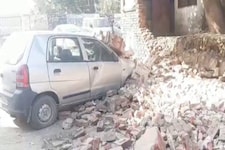 OMG! रेवाड़ी में सड़क पर खड़ी कार और रेहड़ी पर गिरी दीवार, Video Viral