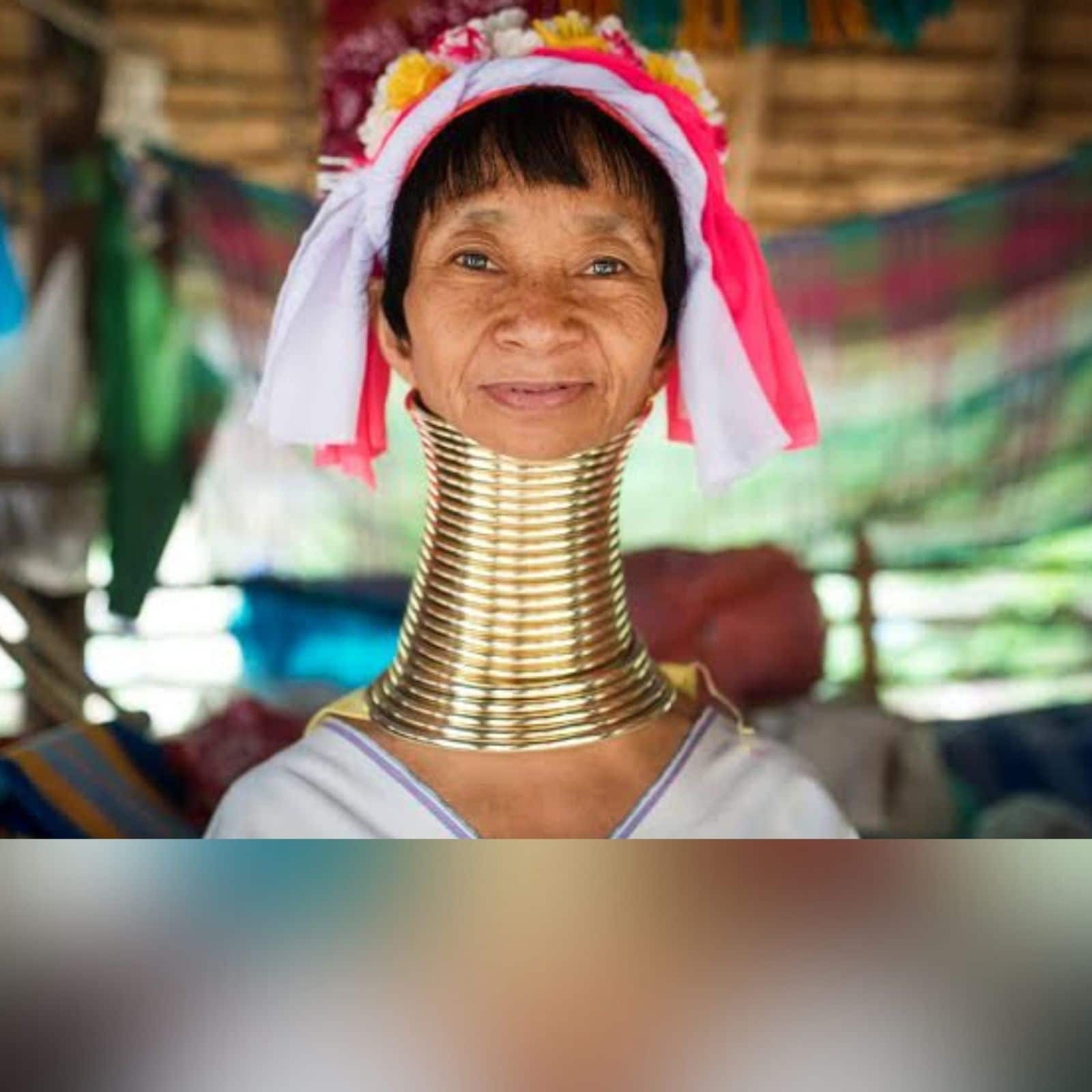 Thailand: A Padaung (Long Neck Karen) woman removing her neck rings for  cleaning, village near Mae Hong Son. The Padaung or Kayan Lahwi or Long  Necked Karen are a subgroup of the