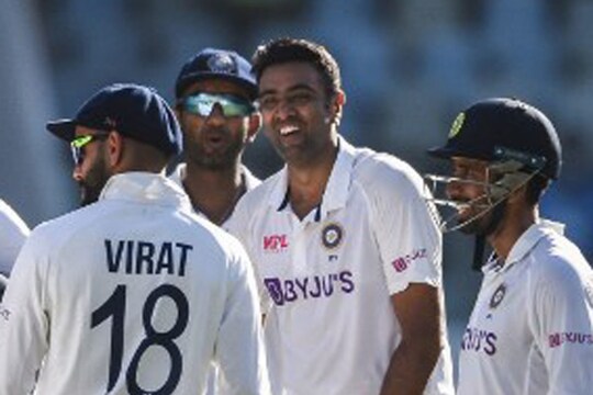 रविचंद्रन अश्विन ने न्यूजीलैंड के खिलाफ सीरीज के आखिरी टेस्ट मैच की दूसरी पारी में अभी तक 3 विकेट झटके हैं. (AFP)