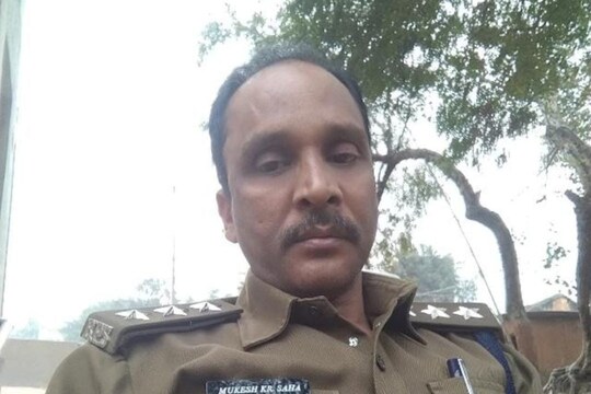 Dsp injured in attack of liquor smugglers during police raid bramk - रेड के  लिए गई पुलिस टीम पर शराब माफियाओं का हमला, डीएसपी के सिर पर लगे टांके –  News18 हिंदी