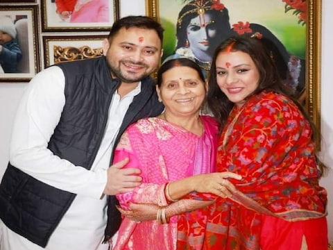 बेटे तेजस्वी और बहू राजश्री के साथ राबड़ी देवी