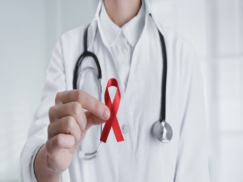 एचआईवी पॉजिटिव मरीजों के लिए एंटीरेट्रोवायरल दवाई आ गई है. (Image: Shutterstock)
