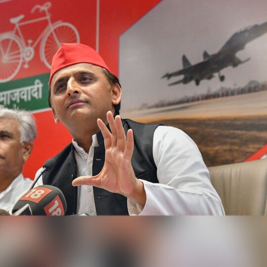 पहले चरण के मतदान के दौरान समाजवादी पार्टी ने चुनाव आयोग से की गड़बड़ी की शिकायतें फाइल फोटो: PTI)