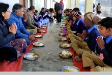 दलित भोजन माता के विवाद का हुआ खुशियों भरा अंत, सूखीढांग स्कूल के सभी छात्रों ने साथ मिलकर खाया मिड-डे मील