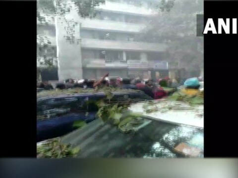 धमाका इतना जबरदस्त था कि जहां ब्लास्ट हुआ वहां खिड़कियां भी उखड़ गई. (फोटो: ANI/Twitter)