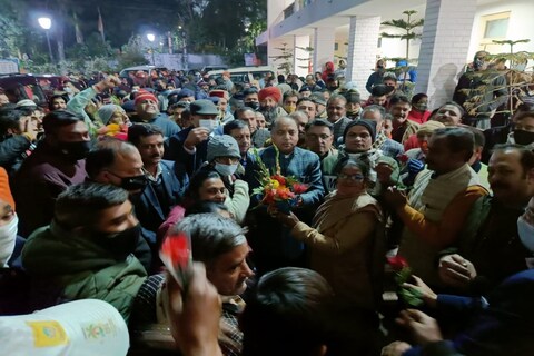गुरुवार देर रात जिला मुख्यालय के सर्किट हाउस पहुंचने पर भाजपा कार्यकर्ताओं ने मुख्यमंत्री का जोरदार स्वागत किया. 