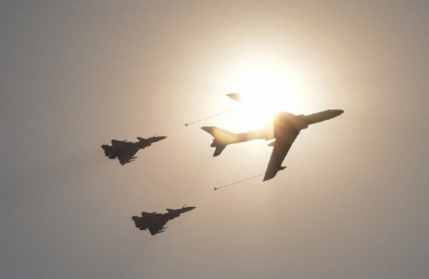   वहीं इसके उन्नत संस्करण J-10C में WS-10 ताईहंग इंजन लगा हुआ है. इसे पहली बार मार्च 2020 में दुनिया के सामने पेश किया गया था. J-10C चीन की हवा से हवा में मार करने वाली मिसाइलों को साध सकता है. इस विमान से लंबी दूरी की मिसाइल PL-15 को भी दागा जा सकता है. साथ ही रडार और अत्याधुनिक सुविधाओं से भी यह लैस है. (Photo by GREG BAKER / AFP)