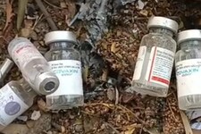 Raebareli:कोवैक्सीन की सैकड़ों शीशियां मिलीं कूड़े में, CHC ने कहा- हमारी नहीं