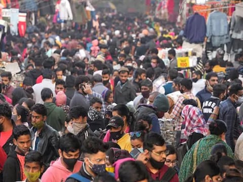 दिल्ली के सरोजिनी नगर बाजार में जुटी भीड़. (सांकेतिक तस्वीर)