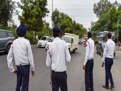एनएच-9 व 24 से यूपी गेट होते हुए सभी प्रकार के भारी वाहनों का दिल्ली में प्रवेश पूर्ण रूप से प्रतिबंधित रहेगा. 
(सांकेति‍क फोटो)  