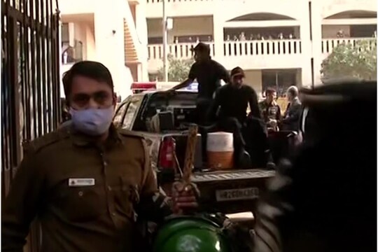 रोहिणी कोर्ट में हुए बम ब्‍लास्‍ट को लेकर दिल्‍ली पुलिस की स्‍पेशल सेल, एनएसजी और फॉरेंसिक टीम जांच में जुट गयी हैं. 