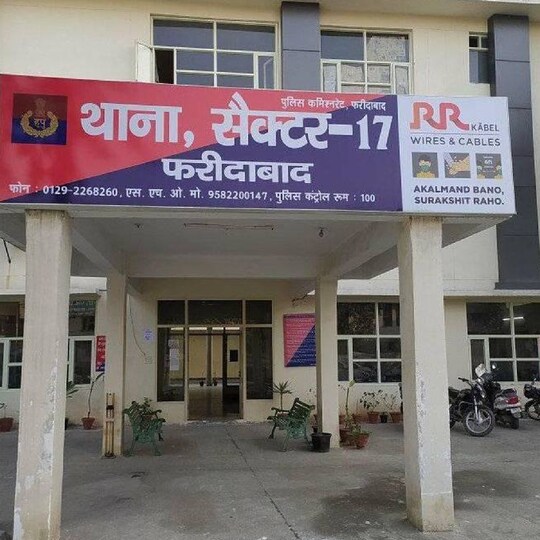 फरीदाबाद में पुलिस ने नाबालिग के साथ रेप के आरोपी को गिरफ्तार कर जेल भेज दिया है.