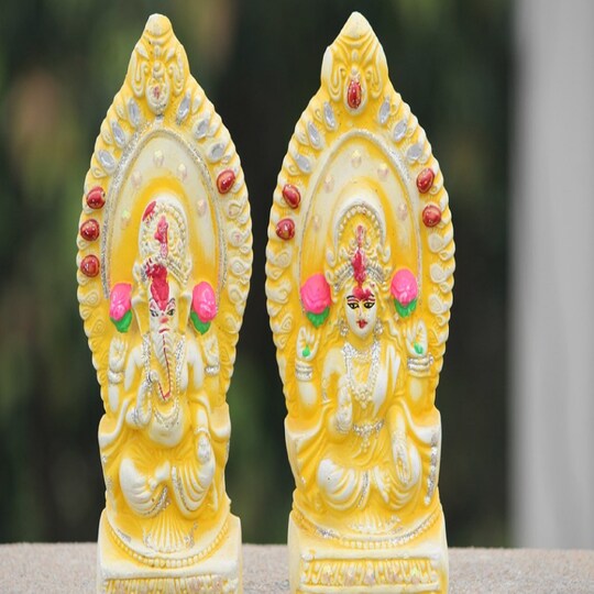 मां लक्ष्मी के साथ होती है गणेश जी की पूजा.