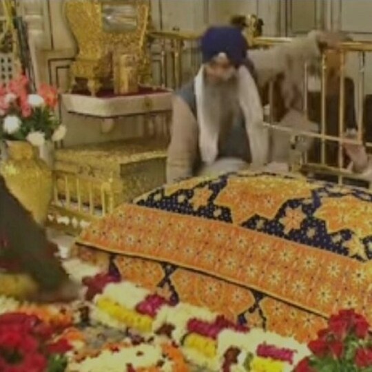 स्वर्ण मंदिर में गुरु ग्रंथ साहिब की बेअदबी की कोशिश की गई है.