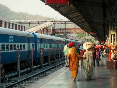 रेवाड़ी-दिल्ली के बीच चलने वाले दो पैसेंजर ट्रेन (Passenger Train) सोमवार से फिर शुरू करने की घोषणा की.