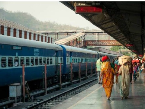 गोरखपुर जंक्‍शन स्‍टेशन पर यात्र‍ियों की सुव‍िधाओं को अपग्रेड क‍ार्य के चलते कई ट्रेनों की सेवाएं अगले 45 द‍िनों तक प्रभाव‍ित रहेंगी.(File photo)
