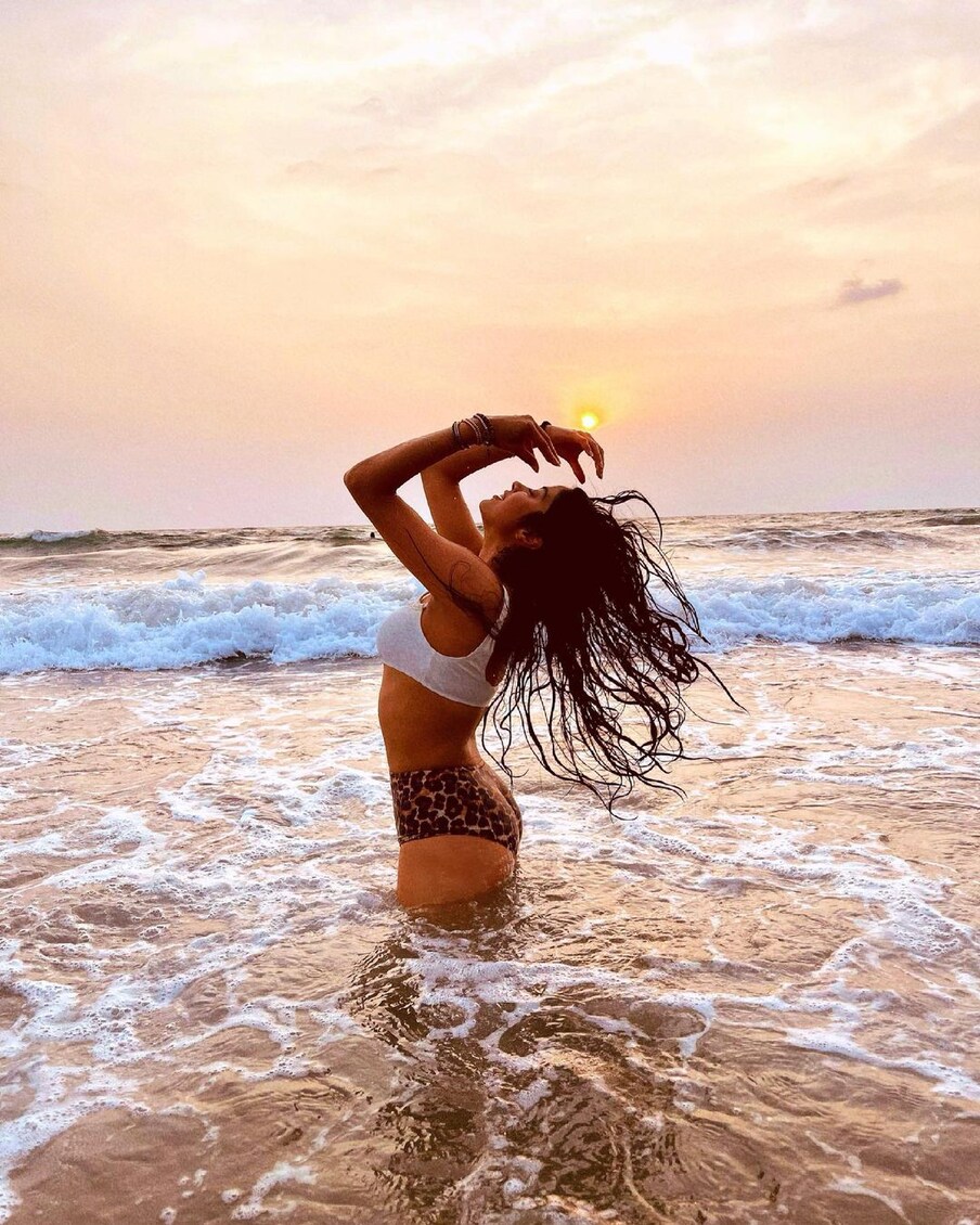  जाह्नवी कपूर समुद्र के किनारे मैटल के बैंगल पहने हुए डूबते सूरज के बीच जिंदगी का जश्न मना रही हैं. (Instagram/janhvikapoor)