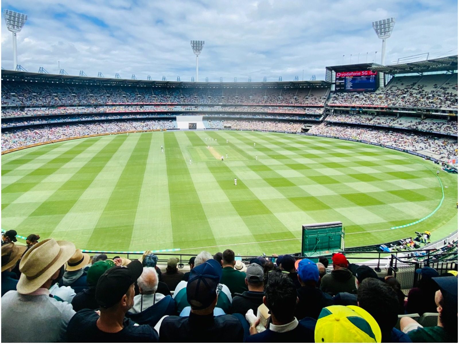 Ashes 2021 : मेलबर्न टेस्ट को देखने के लिए रिकॉर्ड 70 हजार दर्शक पहुंचे. इसमें से कुछ ने शर्मनाक हरकत भी की. (MCG Twitter)