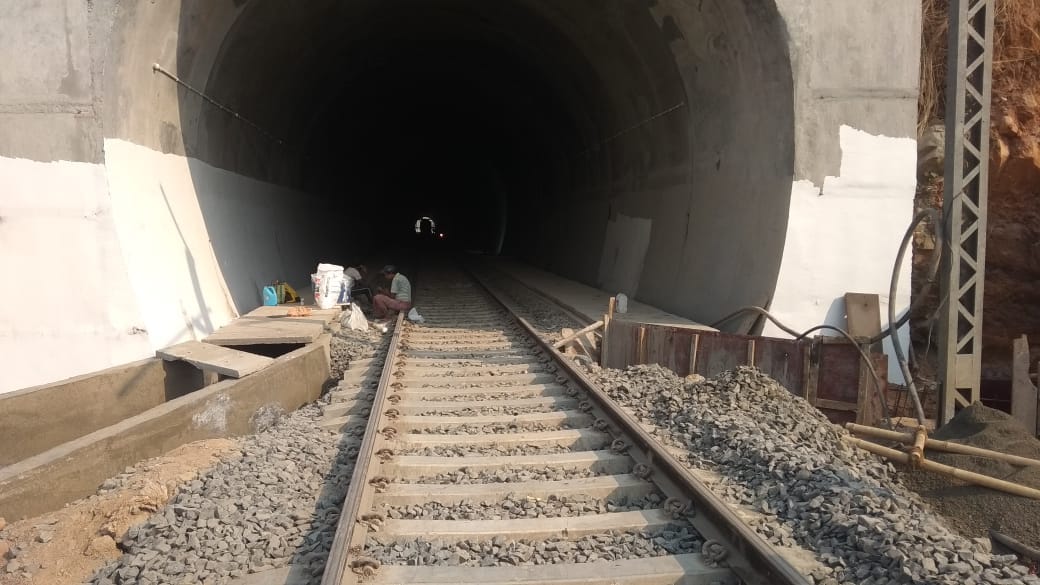  ब्लास्ट का काम 17 नवंबर 2020 को पूरा किया गया था और पिछले 1 वर्ष से इस सुरंग को अंतिम रूप दिए जाने का कार्य लगातार जारी बना हुआ है. सुरंग की लंबाई 341 मीटर चौड़ाई 7 मीटर और ऊंचाई 6.10 मीटर है.