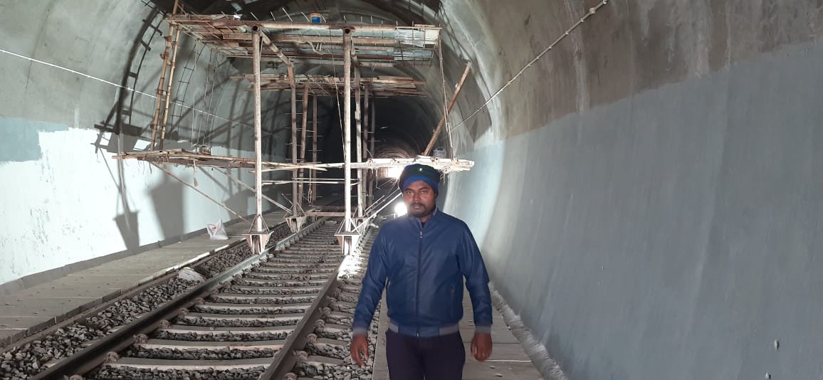  बताया जाता है कि पूर्व रेलवे मालदा डिवीजन में जमालपुर और रतनपुर के बीच बनी दूसरी नई रेल सुरंग से ट्रेनों का परिचालन आरंभ कराना सर्वोच्च प्राथमिकता में शुमार है. जिसको लेकर यहां नई सुरंग में रेल पटरी बिछाने का कार्य संपन्न कर लिया गया है. अब रेलवे इलेक्ट्रिफिकेशन के कार्य को भी अंजाम दिया जा रहा है.