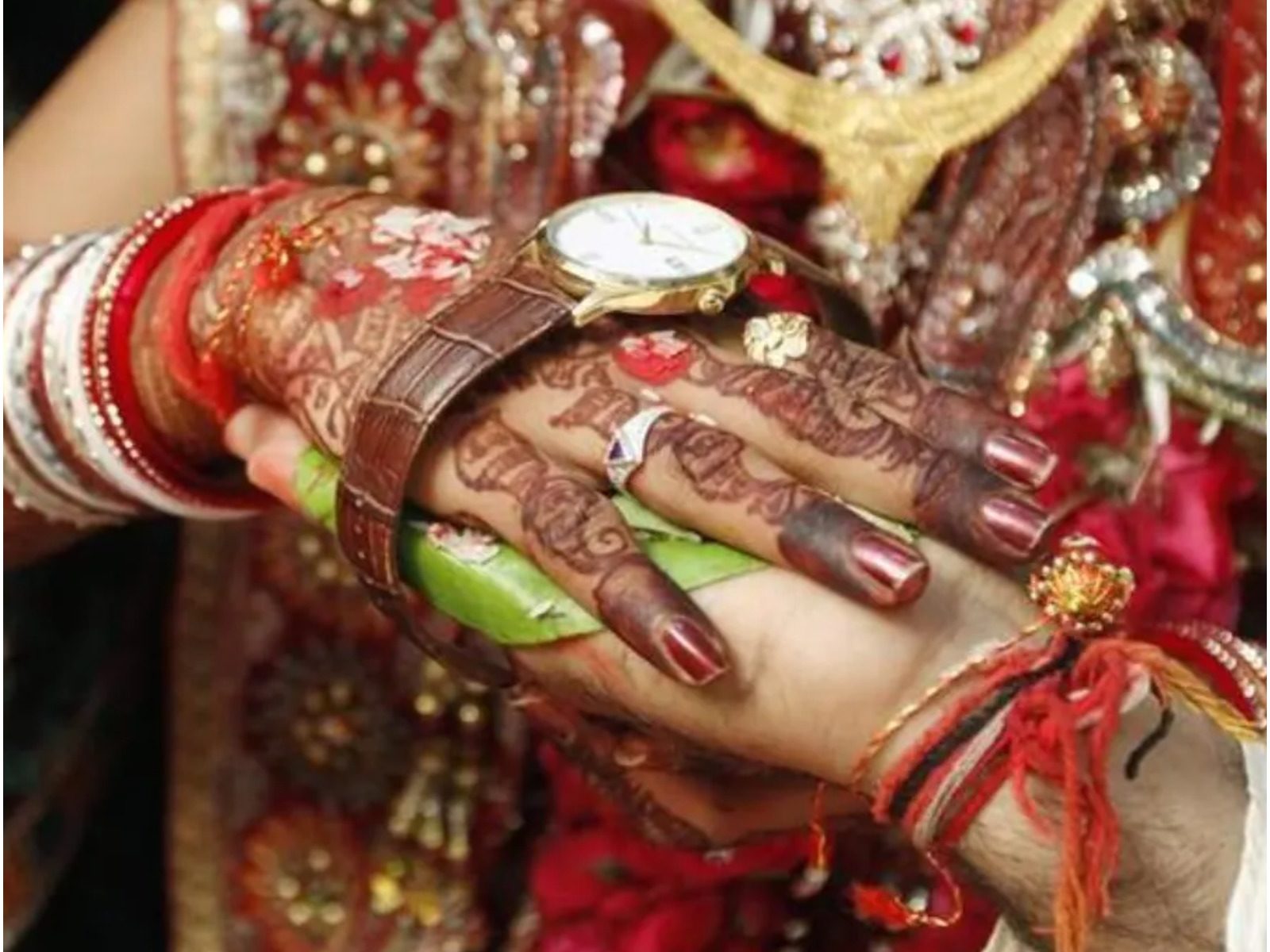 खाप महापंचायत में सरकार से एक गांव और एक गोत्र में शादी पर कानूनी रोक लगाने की मांग की गयी है. 