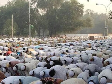 खुले में नमाज अदा करते मुस्लिम समुदाय के लोग. (सांकेतिक तस्वीर)