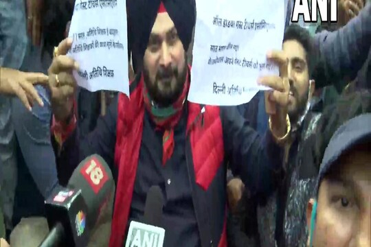 दिल्ली में गेस्ट टीचर्स के आंदोलन में Navjot Singh Sidhu (ANI)
